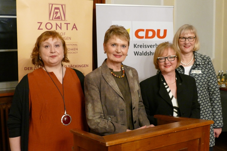 Nicole Böcker, CDU (li. außen), Maria von Kageneck, Präsidentin Zonta Club Bad Säckingen (re. außen)